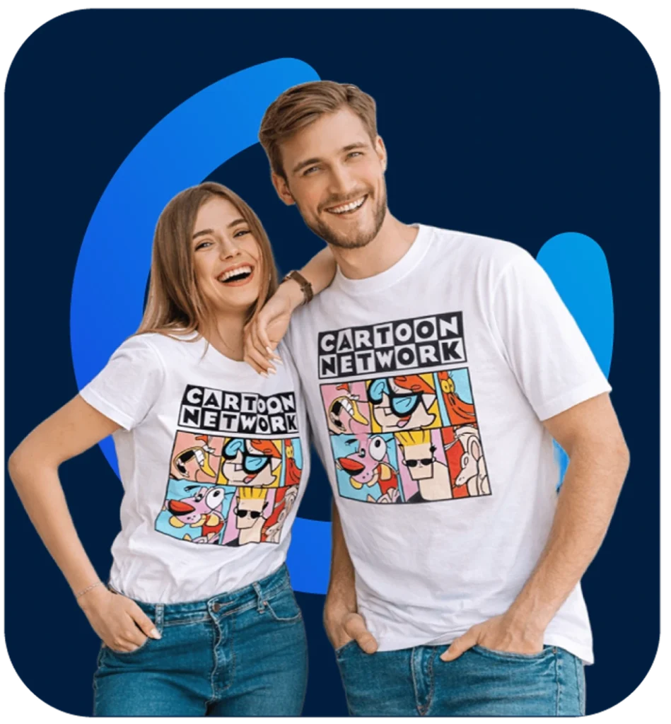Hombre y mujer sonriendo con camiseta blanca de Cartoon Network